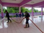 ลงพื้นที่ฉีดล้างน้ำยาฆ่าเชื้อ ทำความสะอาด พื้นที่โรงเรียนบ้า